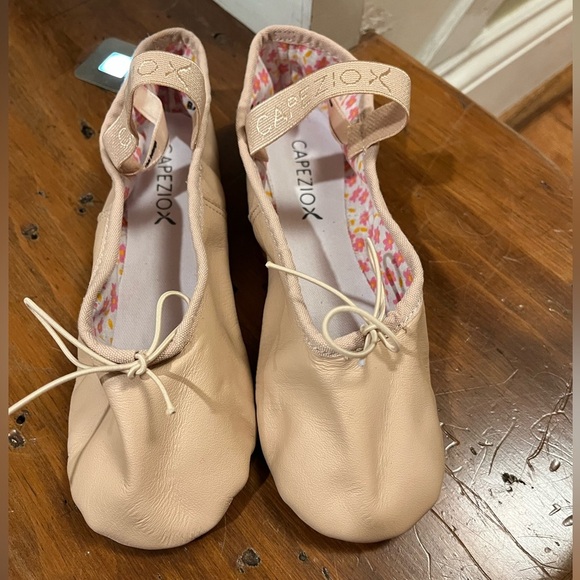 NEW Capezio Ballet Shoes girl's in ballet pink sz 2.5 (read details) - Picture 2 of 8